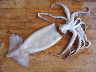 2、香酥鱿鱼圈, 将鱿鱼去皮去眼去内脏洗净。