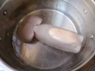 3、香酥鱿鱼圈,锅中宽水煮开，下鱿鱼接着关火。