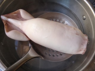 4、香酥鱿鱼圈,鱿鱼在水中一打卷儿就沥水捞出。