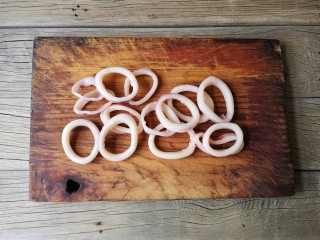 5、香酥鱿鱼圈,切成鱿鱼圈。