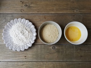 6、香酥鱿鱼圈,准备好裹炸粉和面包糠，鸡蛋打散成蛋液。