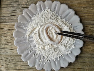 7、香酥鱿鱼圈,鱿鱼圈先放裹炸粉里，均匀的沾上裹炸粉。