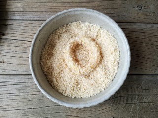 9、香酥鱿鱼圈,再放面包糠里，均匀的沾上面包糠。（我用的这种面包糠是已经用椒盐调和好的有咸香味，就省去了腌制鱿鱼圈的过程，如果你用的是原味面包糠，最好将鱿鱼圈提前腌半小时，能更好的入味）