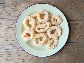 10、香酥鱿鱼圈,依次裹完所有的鱿鱼圈。