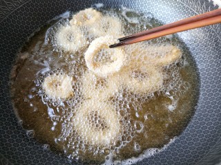 11、香酥鱿鱼圈,锅中宽油，烧至6成热，转小火，放入鱿鱼圈。