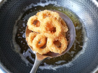 12、香酥鱿鱼圈,鱿鱼圈炸至微金黄色，沥油捞出。