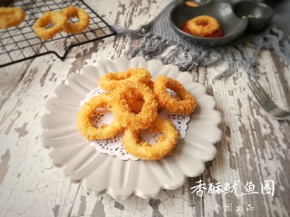 14、香酥鱿鱼圈,外酥里嫩，简单美味，搭配自己喜欢的酱料开吃吧！