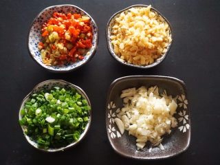3、石锅鱼,8.准备石锅鱼汁的材料：泡姜、泡椒剁碎；大蒜、老姜切成末；葱叶切成花