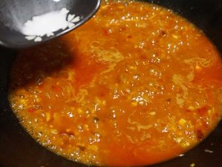 4、石锅鱼,11.勾芡让汁变浓稠（微微勾芡即可）