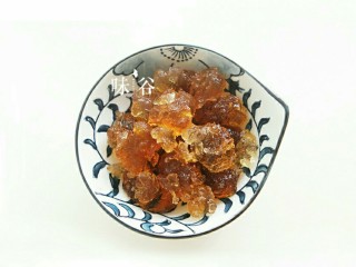 5、养颜美容桃胶银耳羹,处理好的桃胶晶莹剔透。 用手把桃胶小块，太大块融化。