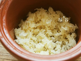 9、养颜美容桃胶银耳羹,将银耳碎放进炖煲里。