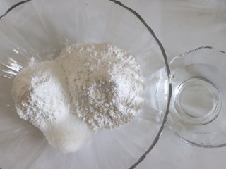 1、HelloKT蒸米糕，又萌又美味,准备白色部分的食材。