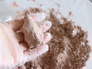 3、HelloKT蒸米糕，又萌又美味,用手混合粉类，建议戴不粘手套操作，混合后的状态是，散的颗粒状，用手握的话，可以成团就可以了，不要太湿润，覆盖盖子待用。白色部分的也按照这样的方法制作。