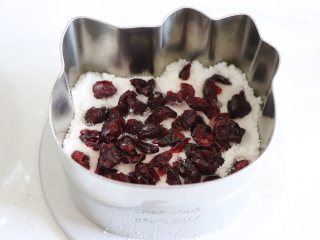 8、HelloKT蒸米糕，又萌又美味,继续撒入蔓越莓干。