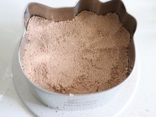 9、HelloKT蒸米糕，又萌又美味,覆盖一层棕色粉，依次按照上面的方法制作完成。