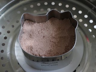10、HelloKT蒸米糕，又萌又美味,提前烧开一锅水，等全部做完之后，放入开水锅中蒸32分钟，蒸制时间也需要根据自己的模具来调整。