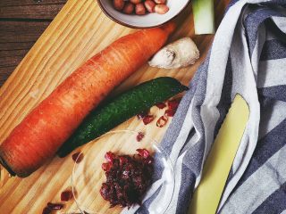 1、宫保鸡丁(无油 健康低脂),准备材料