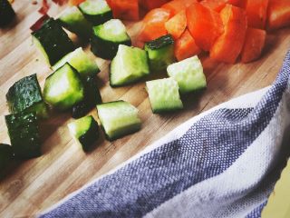 9、宫保鸡丁(无油 健康低脂),黄瓜用同样的方法切丁