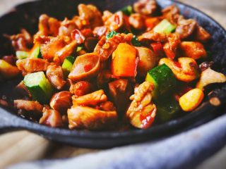 17、宫保鸡丁(无油 健康低脂),关火后加入黄瓜丁 利用余温拌匀，即可出锅，开吃吧！