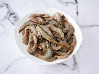 2、红烧虾,虾去虾线虾须洗净控干水分备用