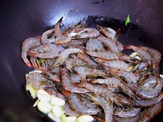 5、红烧虾,放入虾翻炒至变色