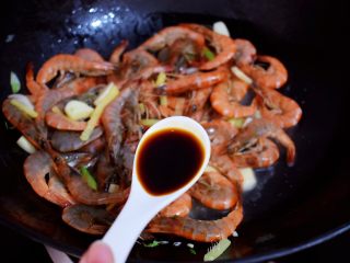 6、红烧虾,加入料酒、生抽