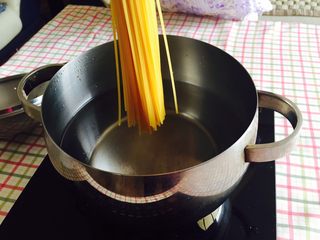 13、上班族的最爱 快手 黑胡椒意面,温馨提示：如果煮面时您使用的是图中的小锅，煮意面时请垂直放入开水中。