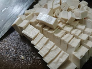 2、香菇肉末豆腐,豆腐切块备用