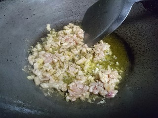 10、香菇肉末豆腐,先翻炒鸡肉末