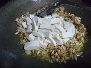 12、香菇肉末豆腐,鸡肉香菇炒匀后入豆腐