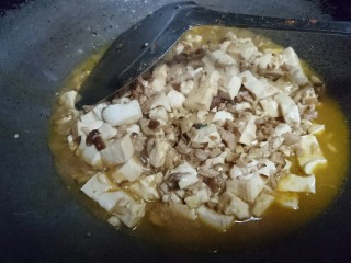 14、香菇肉末豆腐,翻炒均匀后小碗水焖煮至收汁