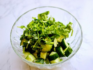 7、凉拌黄瓜,将香菜段加入到黄瓜里。