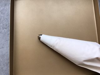 7、#不一样的泡芙#蓝莓果酱樱花泡芙,蛋液装进裱花袋，用的三能八齿裱花嘴