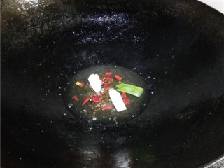 5、香辣豆瓣鱼,另起油锅，放入干辣椒、花椒、大葱段炒香；