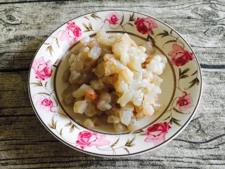 3、家乡风味饺子 三鲜馅饺子,把虾仁剁成小丁。