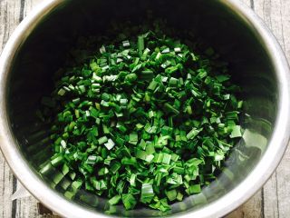 4、家乡风味饺子 三鲜馅饺子,把韭菜切成碎丁。