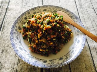 5、家乡风味饺子 三鲜馅饺子,调好的三鲜馅备用。