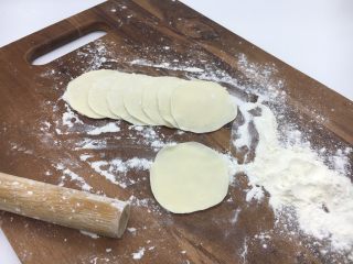 6、家乡风味饺子 三鲜馅饺子,把小圆剂子压平,擀成饺子皮,擀饺子要中间厚,周边薄。