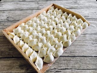 8、家乡风味饺子 三鲜馅饺子,把包好的饺子整齐的码放在饺子板上。 饺子板上要提前均匀地撒些面粉,避免饺子和饺子板粘连。