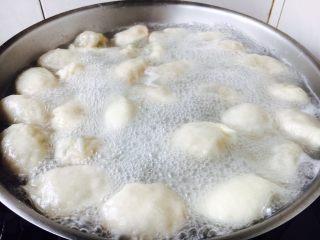 9、家乡风味饺子 三鲜馅饺子,锅里放大量的水,水开后放入饺子,朝一个放搅动,期间水开后往里倒入一小碗的凉水,这样重复4次,饺子熟后捞出。