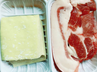 1、鲜肉云吞,准备好云吞皮和猪肉