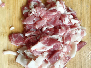 3、鲜肉云吞,切成片