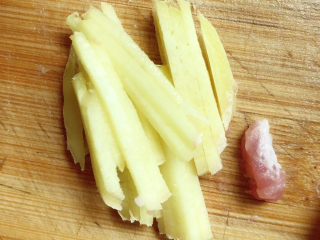 4、鲜肉云吞,生姜切成丝