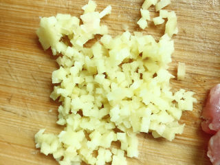 5、鲜肉云吞,再切成小粒