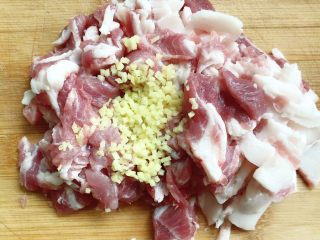 6、鲜肉云吞,姜粒放入猪肉中