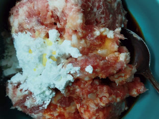 9、鲜肉云吞,剁好的猪肉放入碗中，加入淀粉、花椒油、酱油、料酒