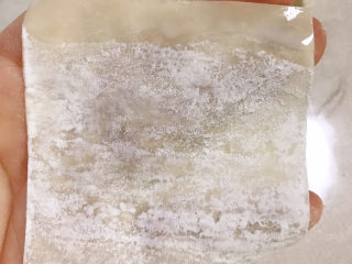 12、鲜肉云吞,一端边沿抹上少许水