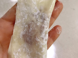 15、鲜肉云吞,在右上方这个位置抹上少许清水