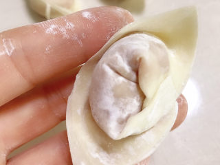 16、鲜肉云吞,左边对称位置压过来