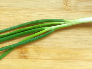 22、鲜肉云吞,小葱洗干净后切成末